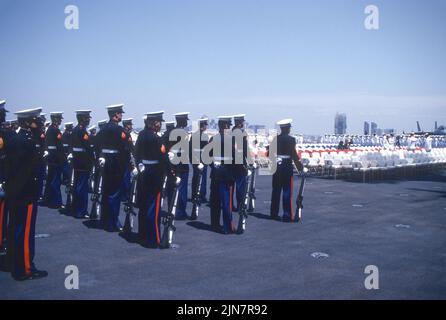 United States Marine Corps Honor Guard a bordo di un vettore aereo della Marina degli Stati Uniti Foto Stock