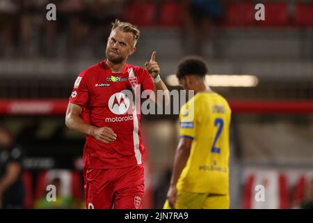 Monza, Italia, 7th agosto 2022. Christian Gytkjaer dell'AC Monza festeggia dopo aver segnato per dare al fianco un 3-2 di vantaggio durante la partita Coppa Italia all'U-Power Stadium di Monza. Il credito d'immagine dovrebbe essere: Jonathan Moscrop / Sportimage Foto Stock