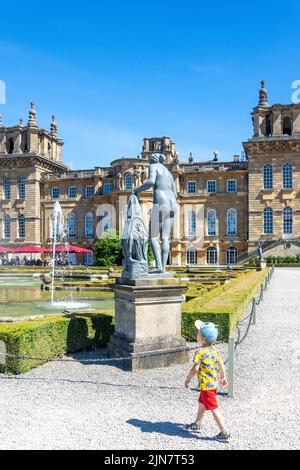Vista del palazzo dai giardini acquatici, Blenheim Palace, Woodstock, Oxfordshire, Inghilterra, Regno Unito Foto Stock