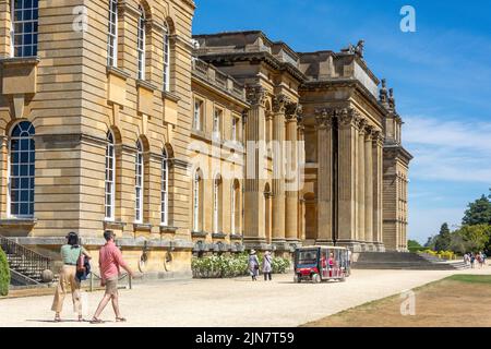 Vista del palazzo dal prato del sud, Blenheim Palace, Woodstock, Oxfordshire, Inghilterra, Regno Unito Foto Stock