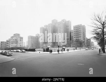 Vista della strada del Columbia Presbyterian Medical Center guardando a nord-ovest attraverso Broadway da 165th Street, Washington Heights, Manhattan, New York City, New York, USA, Angelo Rizzuto, Anthony Angel Collection, gennaio 1958 Foto Stock