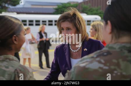 Nancy Pelosi, Presidente della Camera dei rappresentanti degli Stati Uniti, si impegna con i membri di servizio delle forze statunitensi Corea alla base aerea di Osan, Repubblica di Corea, 4 agosto 2022. Durante la visita in Corea, la delegazione ha incontrato il presidente dell'Assemblea nazionale coreana Kim Jin-pyo e alti funzionari del governo coreano, ha parlato con il presidente della Repubblica di Corea Yoon Suk-yeol, ha visitato l'Area comune di sicurezza / zona demilitarizzata, E ha parlato con i membri del servizio presso la JSA e la Osan Air base. Questa visita ha fatto parte di un tour delle delegazioni del Congresso in diversi paesi asiatici per riaffermare i committenti degli Stati Uniti Foto Stock