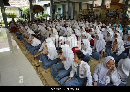 BANTUL, Indonesia - circa 2018: Gli studenti delle scuole superiori si affollano in una sala. Foto Stock