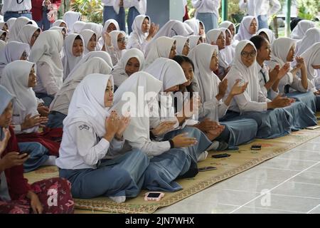 BANTUL, Indonesia - circa 2018: Gli studenti delle scuole superiori si affollano in una sala. Foto Stock