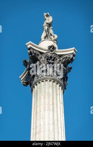 Londra, UK- 4 luglio 2022: Trafalgar Square. Primo piano della statua di Nelson in cima alla colonna di Nelson contro il cielo blu. Foto Stock