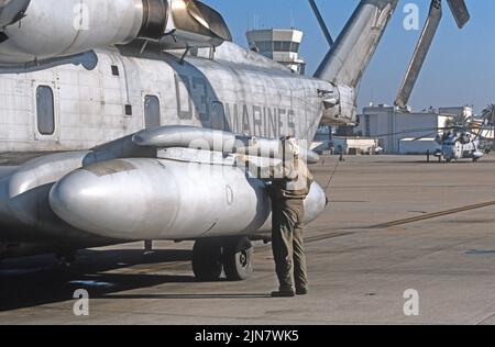 Maintence su un USMC CH-53E Super Stallion Foto Stock