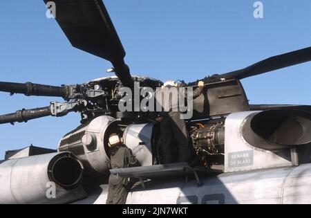 Maintence in un USMC CH-53E Super Stallion Foto Stock