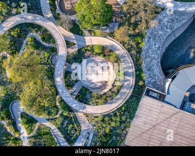 Vista aerea di una passerella a spirale con piccolo anfiteatro al centro di Austin, Texas Foto Stock