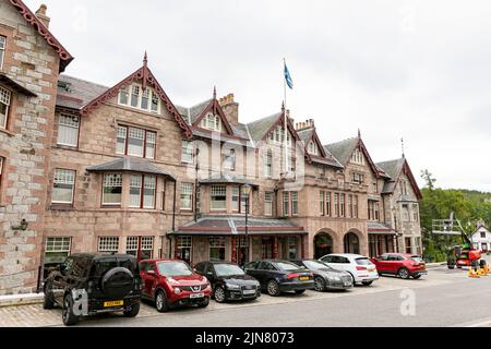 Braemar Village e l'hotel Fife nel centro del villaggio, Aberdeenshire, Scozia, Regno Unito, estate 2022 Foto Stock