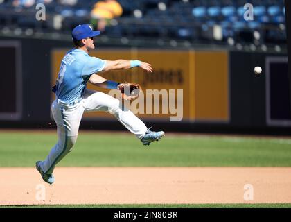 Kansas City, Stati Uniti. 09 AGOSTO 2022: Il secondo baseman dei Kansas City Royals Michael Massey (19) fa un gioco spettacolare nell'inning 8th allo Stadio Kauffman di Kansas City, Missouri. I Royals hanno battuto il White Sox 4-2 Jon Robichaud/CSM. Credit: CAL Sport Media/Alamy Live News Foto Stock