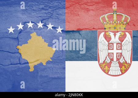 Defocalizzare correttamente la bandiera serba, i colori ufficiali e le proporzioni. Bandiera nazionale serba. Sfondo muro di pietra. Incrinatura. Conflitto tra Serbia e Kosovo. Paese Foto Stock