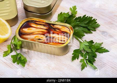Cozze sottaceto in olio con prezzemolo, limone, spezie Foto Stock