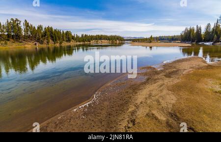 Il fiume Yellowstone preso dal ponte di pesca nel parco nazionale di Yellowstone, Wyoming, Stati Uniti Foto Stock