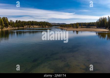 Il fiume Yellowstone preso dal ponte di pesca nel parco nazionale di Yellowstone, Wyoming, Stati Uniti Foto Stock