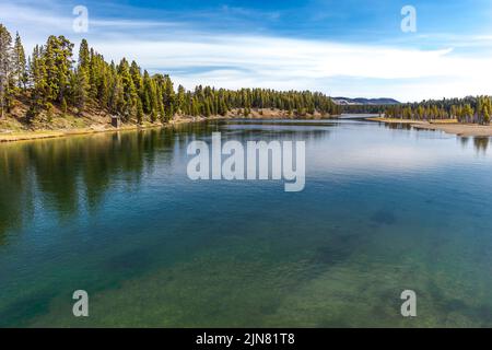 Il fiume Yellowstone preso dal ponte di pesca nel parco nazionale di Yellowstone, Wyoming, Stati Uniti Foto Stock