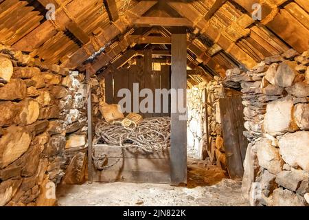 All'interno di Blackhouse, Arnol, Isola di Lewis, Ebridi esterne, Scozia Foto Stock