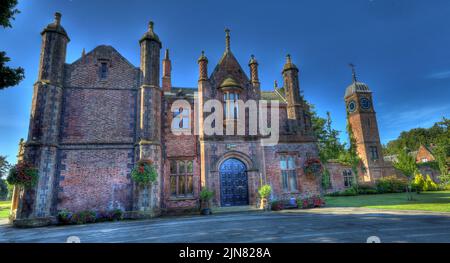 Thomas Greenall, Edward Greenalls fine Walton Hall, Walton Gardens Warrington, con torre dell'orologio originale, Cheshire, Inghilterra, Regno Unito Foto Stock