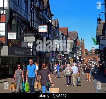 Negozi, filari ed edifici, architettura di Watergate Street, Chester, Cheshire, Inghilterra, Regno Unito, CH1 2LE, in estate Foto Stock