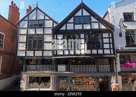 Negozi, filari ed edifici, architettura di Watergate Street, Chester, Cheshire, Inghilterra, Regno Unito, CH1 2LE, in estate Foto Stock