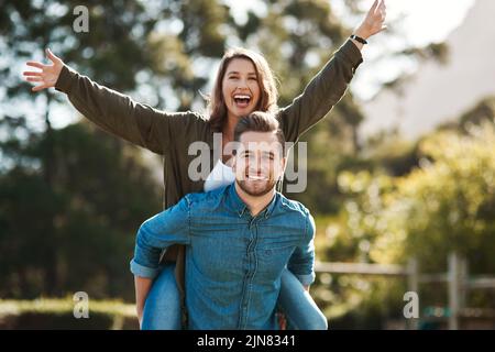 HES quello che fa battere il mio cuore un po 'più veloce. Una giovane coppia felice che passa tempo di qualità all'aperto. Foto Stock