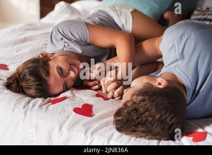 Abbiamo solo un legame speciale tra noi: Una giovane coppia affettuosa che trascorre un po' di tempo insieme nella loro camera da letto a casa. Foto Stock