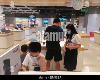 Shenzhen, Cina: A causa dell'impatto dell'epidemia, il negozio di elettrodomestici Shundian ha pochi clienti. Alcuni bambini stanno giocando con il mobile campione Foto Stock