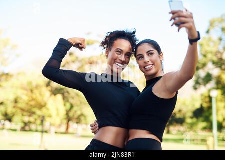 CE l'abbiamo fatta. Ritratto corto di due belle giovani donne in posa per un selfie dopo la loro corsa insieme nel parco. Foto Stock