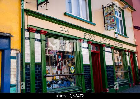 Foxy Johns è un pub e ferramenta irlandese tradizionale a Dingle, Irlanda. Foto Stock