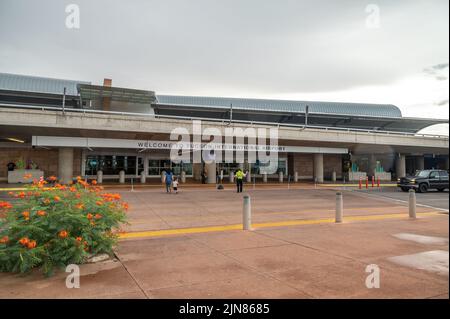 Viaggiatori e passeggeri di fronte al terminal dell'aeroporto di Tucson. Foto Stock