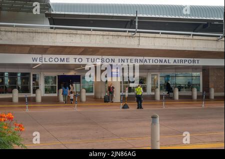 Viaggiatori e passeggeri di fronte al terminal dell'aeroporto di Tucson. Foto Stock