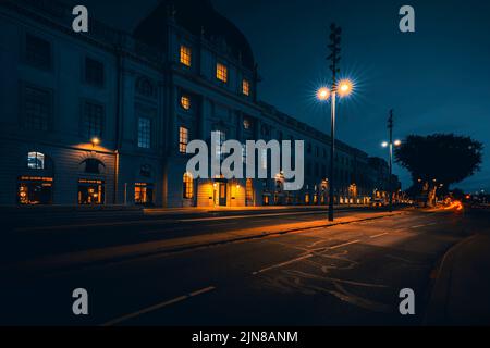 Vista sul famoso Grand-Hotel-dieu di Lione di notte, Francia Foto Stock