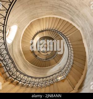 Vista della scala a chiocciola nella famosa basilica di Notre-dame-de-fourviere, Lione, Francia Foto Stock