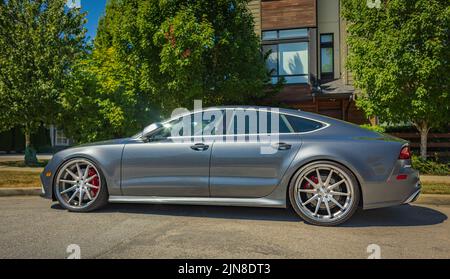 Una nuova Audi RS 7. Grigio satinato audi sportscar all'aperto nelle giornate di sole. Vancouver BC Canada-Agosto-6,2022. Editoriale, nessuno, sfocato, selettivo focus Foto Stock