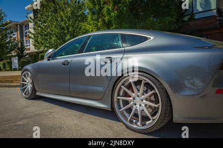 Una nuova Audi RS 7. Grigio satinato audi sportscar all'aperto nelle giornate di sole. Vancouver BC Canada-Agosto-6,2022. Editoriale, nessuno, sfocato, selettivo focus Foto Stock