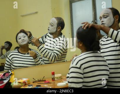 Gli artisti MIME di Surpancham, un gruppo di Tripura, si stanno preparando per una performance al National MIME Theatre Festival di Agartala. Tripura, India. Foto Stock