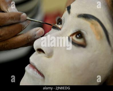 Gli artisti MIME di Surpancham, un gruppo di Tripura, si stanno preparando per una performance al National MIME Theatre Festival di Agartala. Tripura, India. Foto Stock