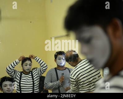 Gli artisti MIME di Surpancham, un gruppo di Tripura, si stanno preparando per una performance al National MIME Theatre Festival di Agartala. Tripura, India. Foto Stock