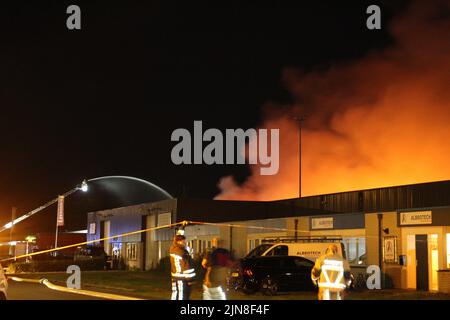 2022-08-10 00:17:57 Almelo - martedì 9 agosto, un incendio si è verificato al Twente Business Park di Almelo intorno alle 11:10 PM. Un edificio commerciale era in fiamme. Il fuoco è stato presto scalato fino al segnale del "grande fuoco molto". Era un fuoco ardente. Erano presenti diversi motori antincendio. Per un po', il fuoco causò grandi pennacchi di fumo. Questi pennacchi di fumo potevano essere visti da chilometri circa. Non è noto come sia iniziato il fuoco. L'incendio ha causato molti danni. Per quanto è noto, nessuno è stato ferito nel fuoco. La strada è stata chiusa durante il servizio antincendio. Questo ha causato un'interruzione del traffico per gli utenti della strada Foto Stock