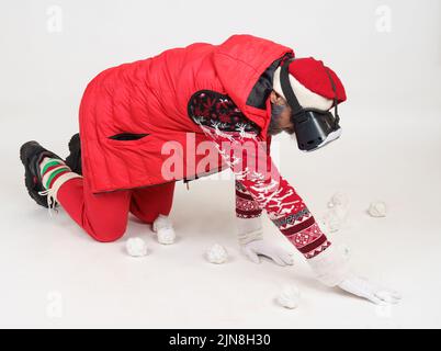 Vacanza e Natale concetto. Babbo Natale indossa occhiali virtuali e giochi. Foto Stock