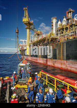 serbatoio che si avvicina alla zona di 500 metri alla piattaforma petrolifera dopo aver ricevuto l'autorizzazione dalla piattaforma petrolifera Foto Stock