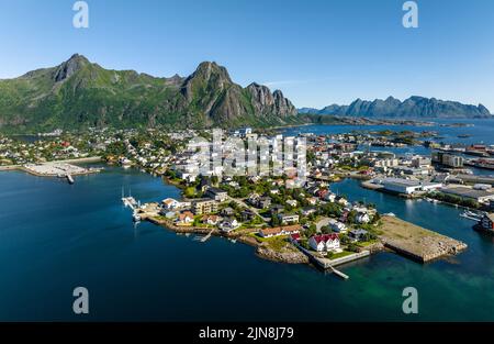 Vista aerea della città di Svolvaer nelle Isole Lofoten, Norvegia, in soleggiata giornata estiva Foto Stock