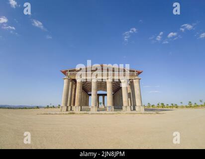 Replica del Partenone costruita con materiali da costruzione riciclati. Don Benito, Badajoz, Spagna Foto Stock