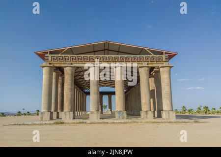 Replica del Partenone costruita con materiali da costruzione riciclati. Don Benito, Badajoz, Spagna Foto Stock