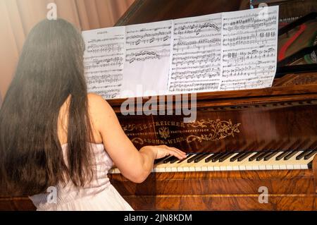 Antico e famoso pianoforte a coda per l'élite dei pianisti Foto Stock