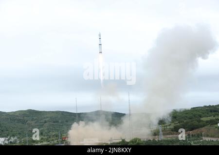 Taiyuan. 10th ago 2022. Un razzo portatore lungo marzo-6 che trasporta 16 nuovi satelliti spara fuori dal centro di lancio satellite di Taiyuan nella provincia di Shanxi della Cina del nord il 10 agosto 2022. I satelliti, compresi i satelliti Jilin-1 Gaofen 03D09 e Yunyao-1 04-08, sono stati lanciati alle 12:50 ora di Pechino (0450 GMT) ed entrati nell'orbita pianificata con successo. Credit: Zheng Bin/Xinhua/Alamy Live News Foto Stock