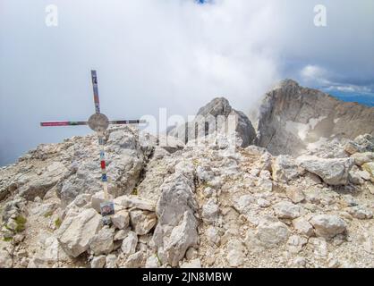 Gran Sasso (Italia) - l'estremo trekking alla vetta Orientale del Corno Grande, a 2902 metri in Abruzzo, con Ferrata Ricci, ghiacciaio di Calderone Foto Stock