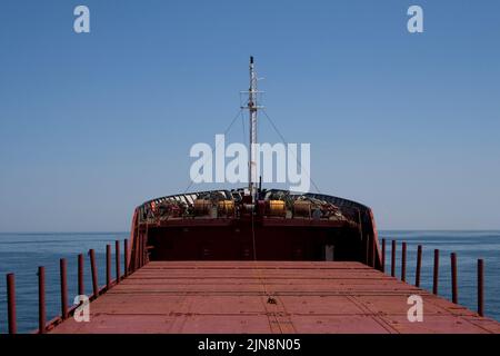 Generale, nave da carico secca con ponte di carico vuoto in mare durante il tragitto verso il porto di carico Foto Stock