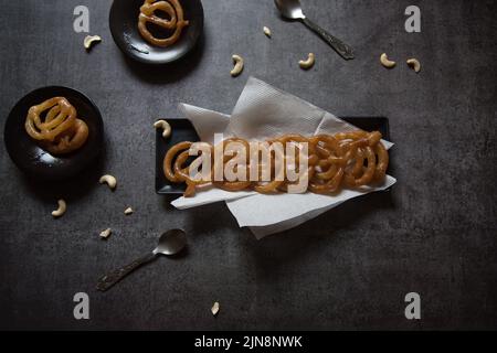 Pezzi dolci indiani di jalebi o imarti serviti Foto Stock