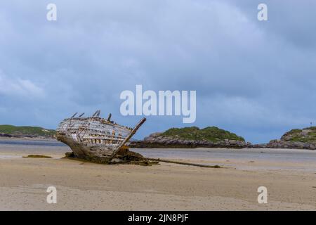 Una vista del naufragio della Cara Na Mara sulla spiaggia di Mageraclogher in Irlanda Foto Stock