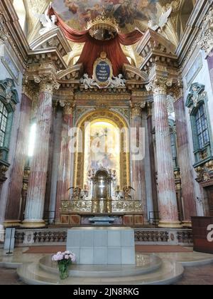 Un'immagine verticale dell'altare della Chiesa Gesuita a Vienna, Austria Foto Stock